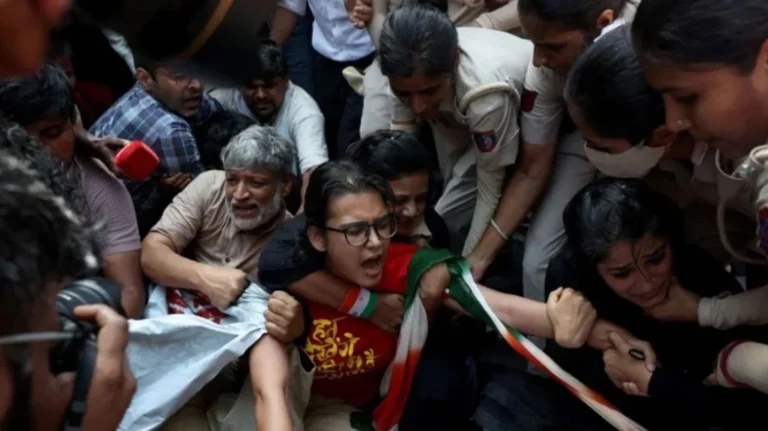 ‘যৌনাঙ্গে বুট দিয়ে মেরেছে’- দিল্লিতে আটক বিক্ষোভকারীদের অভিযোগ