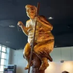 ইউরোপীয় পার্লামেন্ট ভবনে ট্রাম্পের নগ্ন ভাস্কর্য ‘অরেঞ্জ প্লেগ’
