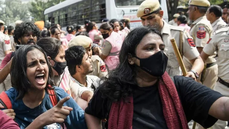 বিক্ষোভকারীদের আটক নিয়ে জাতিসংঘের উদ্বেগ, ‘অযাচিত হস্তক্ষেপ’ বলল ভারত 